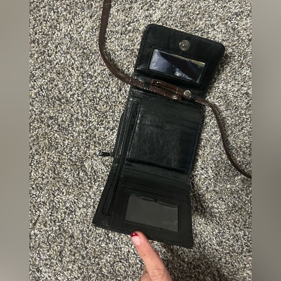 Like new Vegan leather mini crossbody wallet with detachable shoulder strap - Picture 4 of 9